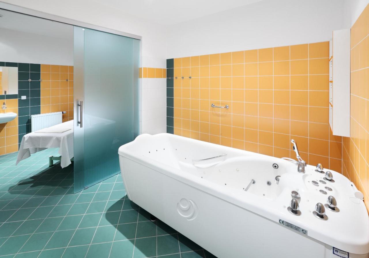 Wellness Hotel Iris Pavlov Eksteriør billede