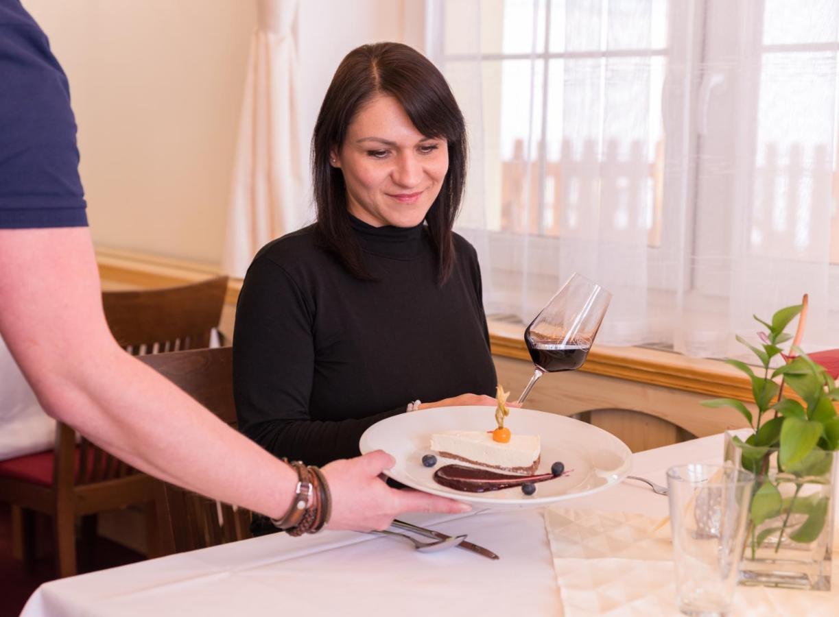 Wellness Hotel Iris Pavlov Eksteriør billede