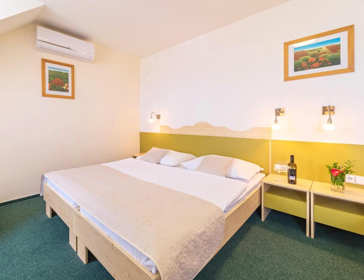 Wellness Hotel Iris Pavlov Eksteriør billede