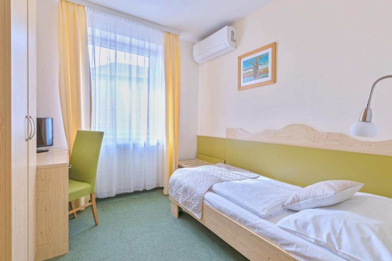 Wellness Hotel Iris Pavlov Eksteriør billede