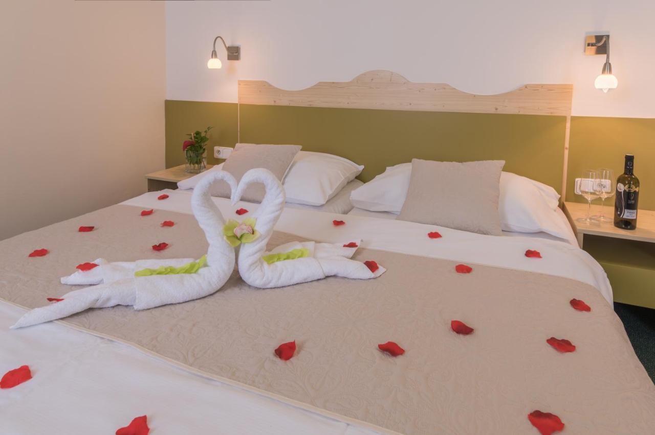 Wellness Hotel Iris Pavlov Eksteriør billede