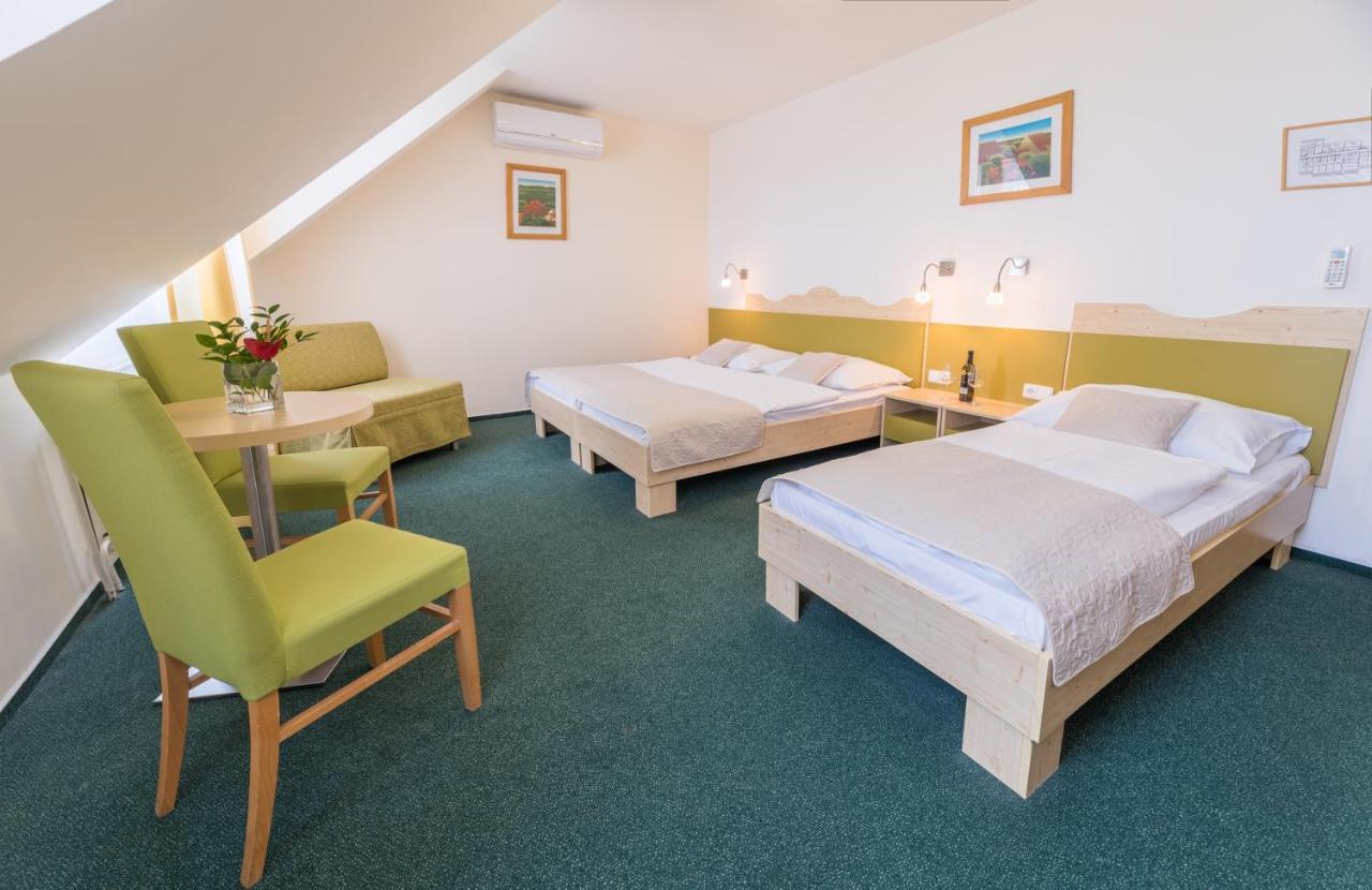 Wellness Hotel Iris Pavlov Eksteriør billede